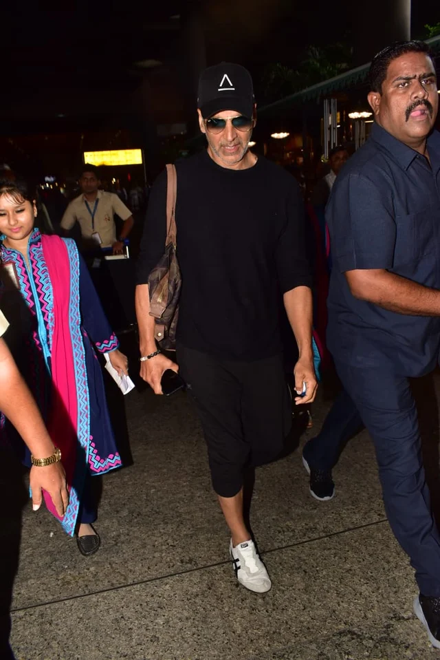 Akshay Kumar who was enjoying his vacation with daughter Nitara and Twinkle Khanna was snapped on his way back from London.