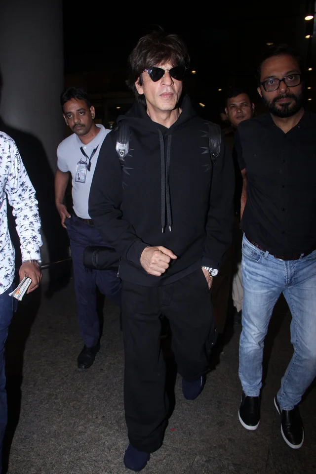 Shah Rukh Khan snapped in all black at Mumbai Airport