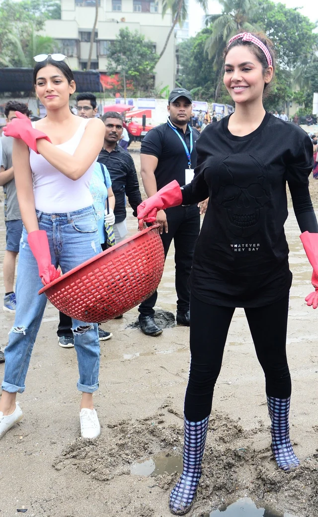 Actress Esha Gupta participated in Dadar Beach clean-up drive as they celebrates 100 week of cleaning the shore.