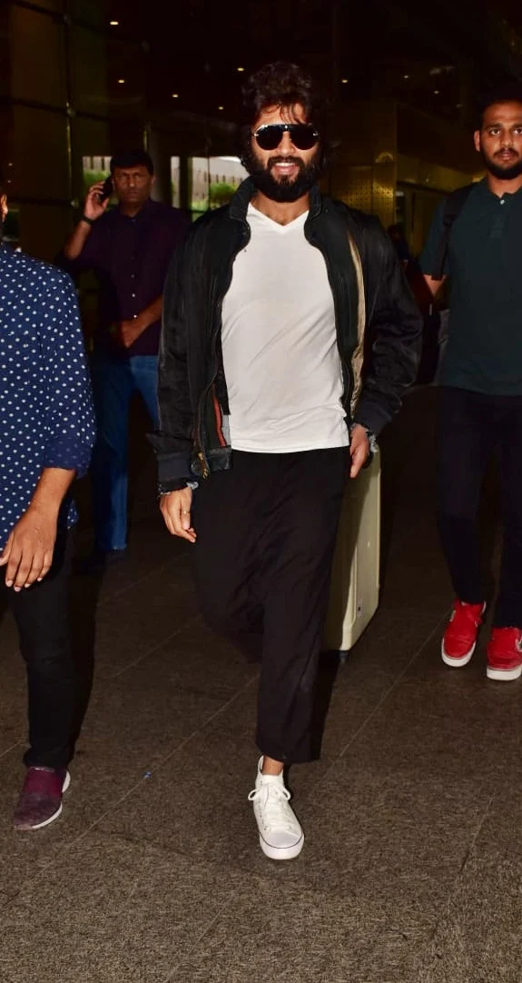 South superstar Vijay Devrakonda who is also known for his movie ‘Arjun Reddy’ was spotted at Mumbai airport on his way back from Hyderabad.