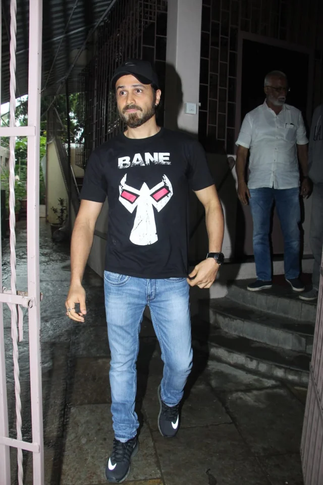 Emraan Hashmi clicked by shutterbugs in town