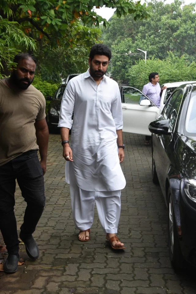Amitabh Bachchan, Dharmendra arrive at J Om Prakash’s residence, offer condolences