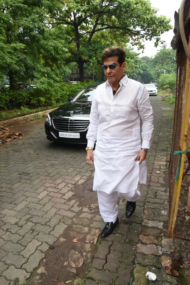 Amitabh Bachchan, Dharmendra arrive at J Om Prakash’s residence, offer condolences