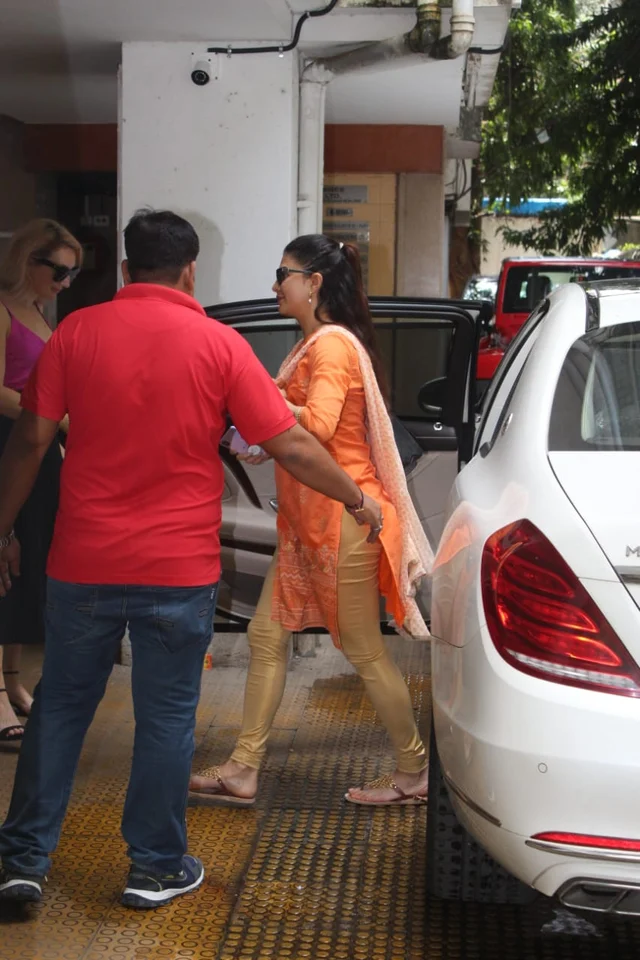 Jacqueline Fernandez at clinic in Bandra