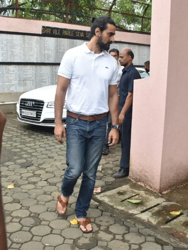 Amitabh Bachchan, Dharmendra arrive at J Om Prakash’s residence, offer condolences