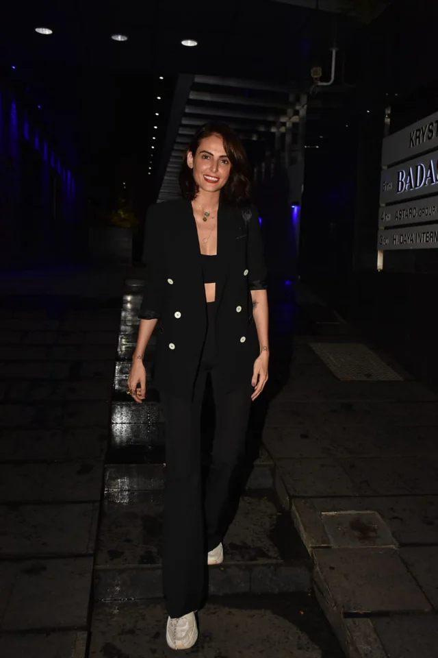 Actress Mandana Karimi was also present at the same restaurant.