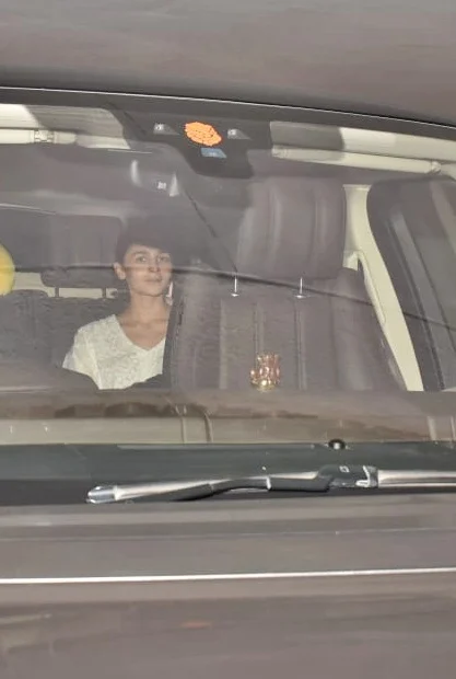 Brahmastra team was spotted at the Karan Johar’s house yesterday night. Alia Bhatt & Ayan Mukerji snapped at arrival.