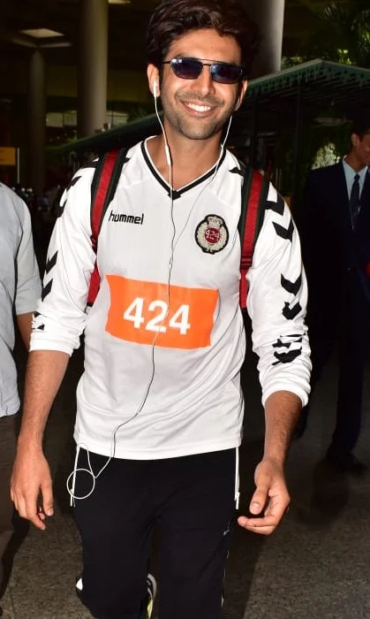 Celebrity spotting: Kartik Aaryan, Sonakshi Sinha and more return to Mumbai
