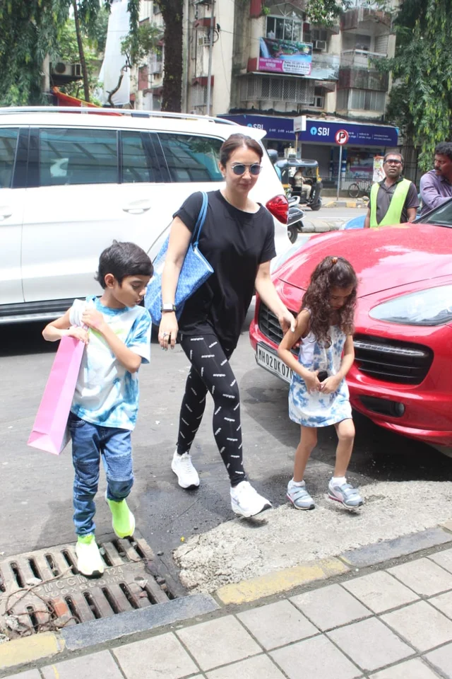 Sohail Khan's wife Seema Khan was also snapped with kids at the foodhall. She was seen wearing a all back casual outfit, while the kids were twinning in blue and white.