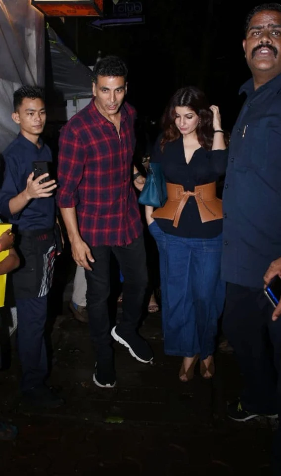 Akshay Kumar snapped by paparazzi with wife Twinkle Khanna at Bandra as they celebrated the success of film Padman winning National Awards.