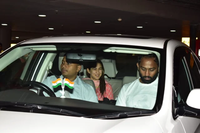 Watch Sara Ali Khan pick up rumoured BF Kartik Aaryan at airport