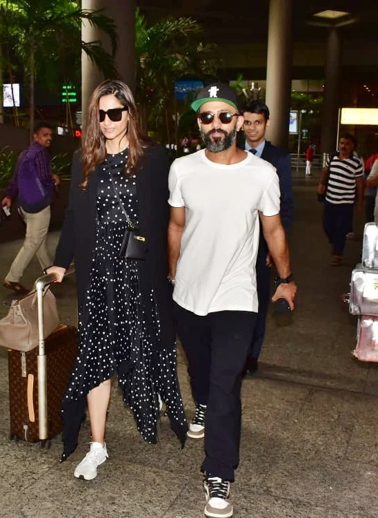 B town couple Sonam Kapoor and Anand Anuja are back from London as paparazzi spotted them together at the Mumbai airport.