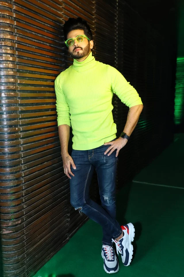 Paparazzi Files: Varun Dhawan, Sameera Reddy and others captured by shutterbugs