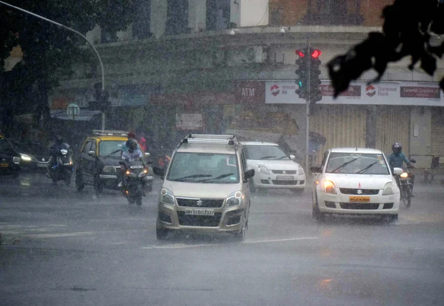 Cars passing during heavy rains in Mumbai