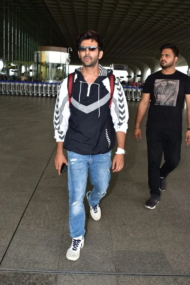 Kartik Aaryan too spotted at the Mumbai airport.