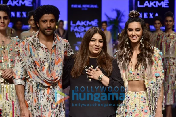 Farhan Akhtar compliments GF Shibani Dandekar's style at the LFW 2019