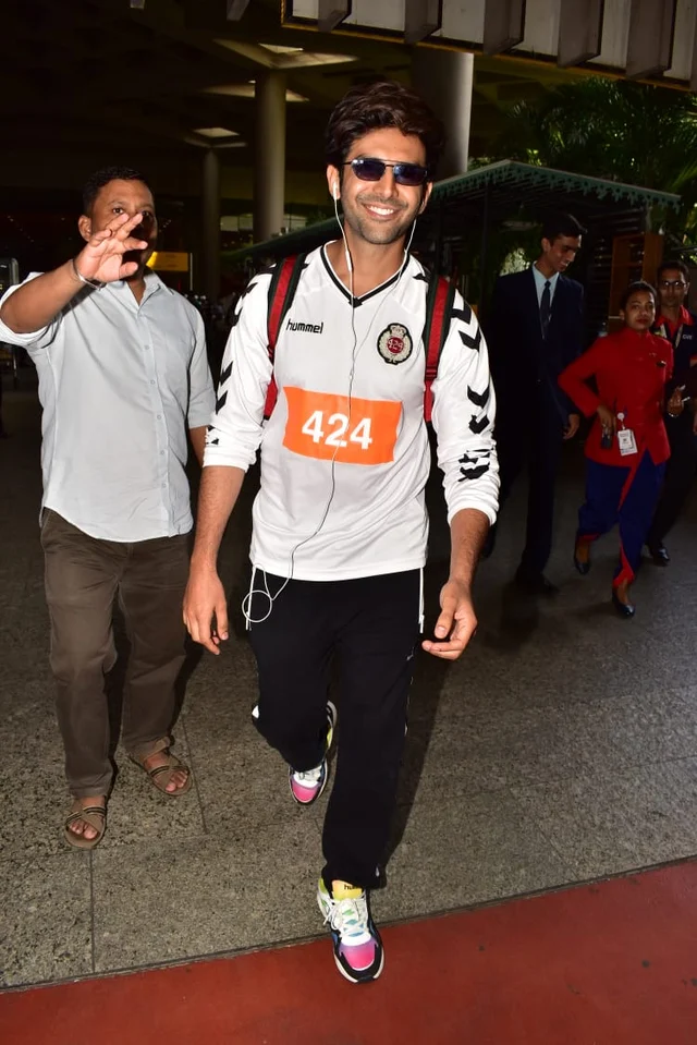 Watch Sara Ali Khan pick up rumoured BF Kartik Aaryan at airport