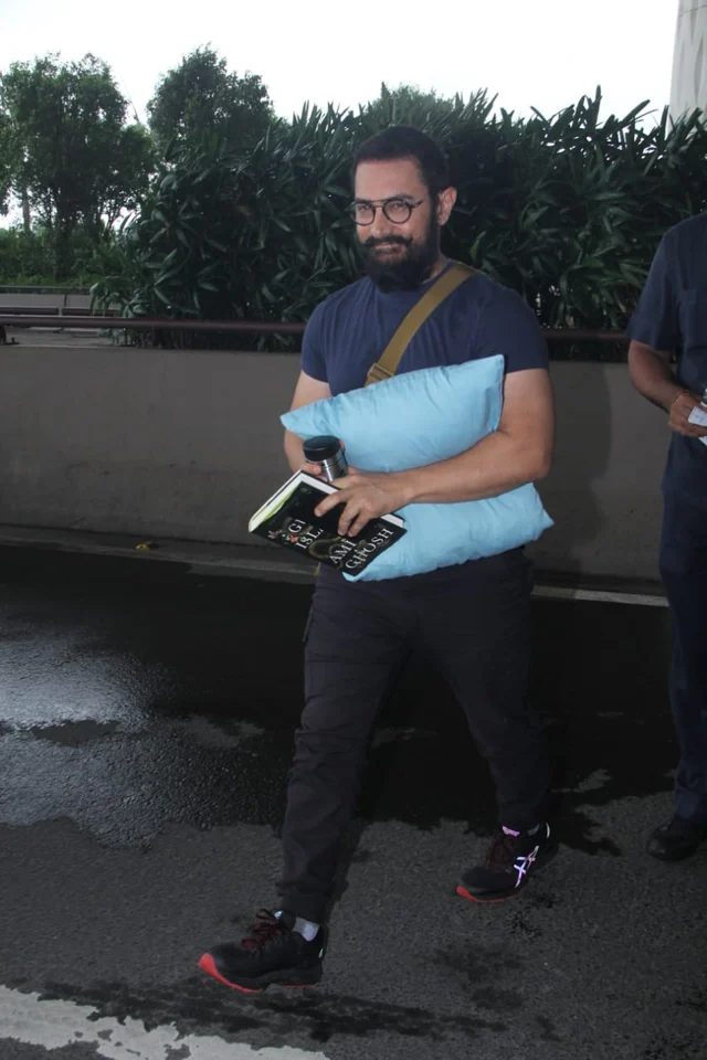 Amir khan spotted at Mumbai airport