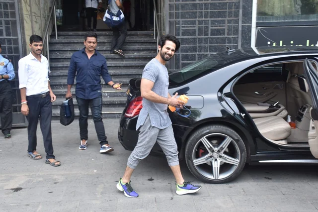 Shahid Kapoor was snapped at his gym in Juhu. He is currently basking in the success of Kabir Singh which minted over 100 crore and is on a hiatus until his next project is finalized. He was seen wearing a casual grey T-shirt while smiling for the papz.