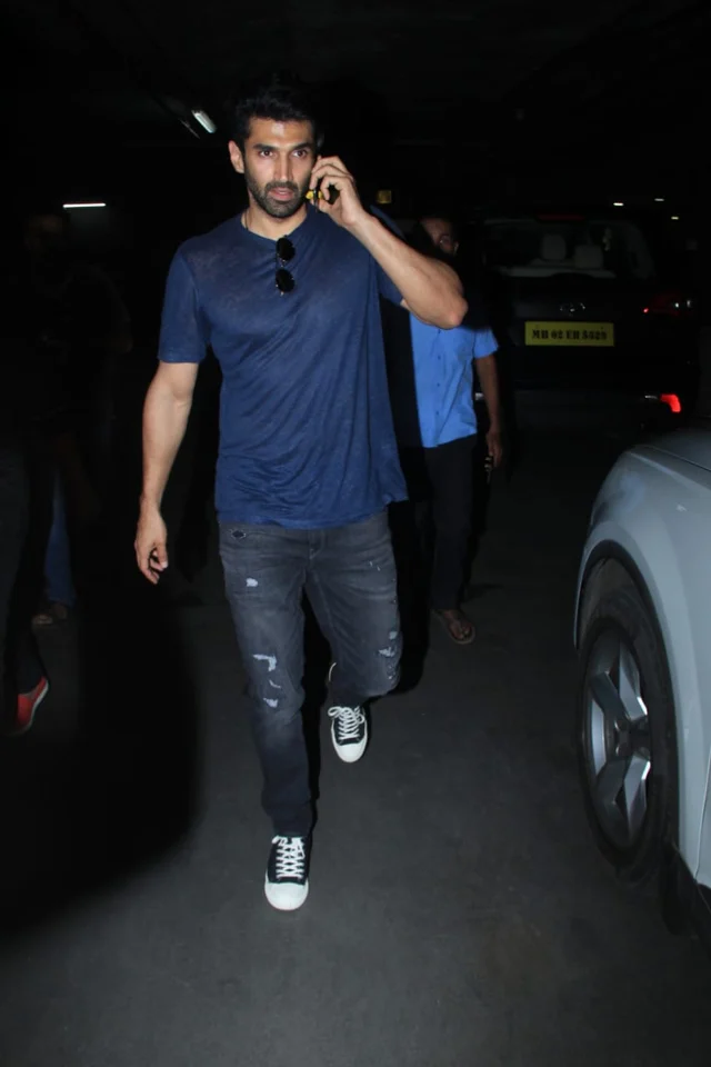 Paparazzi Files: Varun Dhawan, Sameera Reddy and others captured by shutterbugs
