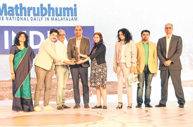 Nandini Dias, IAA Mancom Member and CEO, Lodestar UM;
Punit Misra, CEO, Zee Entertainment Enterprises; and Raj Nair,
CEO and CCO, Madison BMB presented the trophy to the winners — Bata and Contract India team.