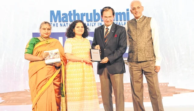 Suresh Narayanan, Jury Chairman, IndIAA Awards, and Chairman and Managing Director, Nestlé India and Srinivasan K Swamy,
Chairman and World President, IAA Global and Chairman, R K SWAMY Group presented the trophy to the Vicks team.