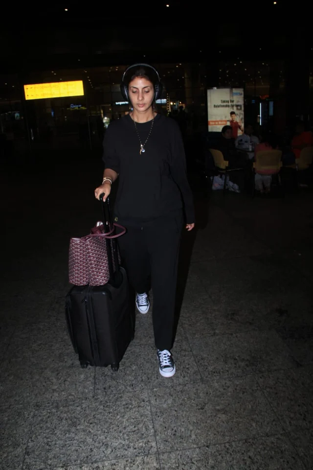 Big B’s daughter and entrepreneur Shweta Bachchan Nanda clicked by paparazzi on airport this morning.