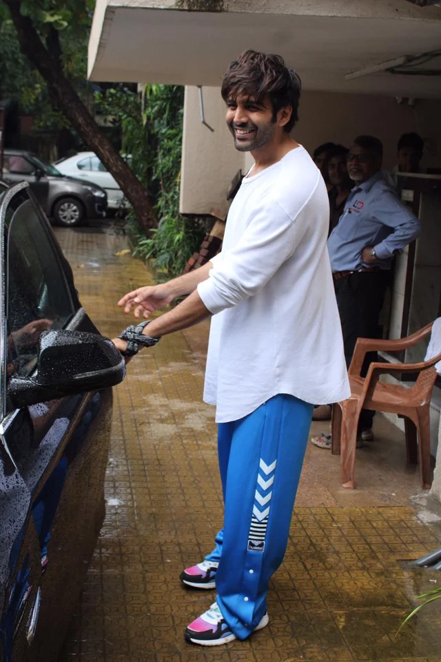 Kartik Aaryan also today spotted by paps at dance classes in Andheri.