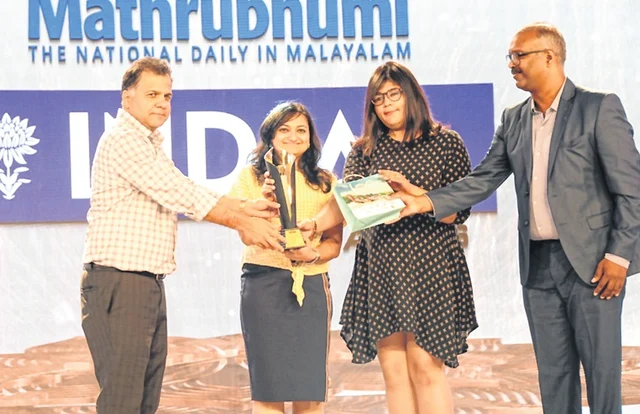 Raj Nayak, Past President, IAA and Kamal Krishnan, National Head, Integrated Media Solutions, Mathrubhumi presented the trophy to the winner— Nokia team