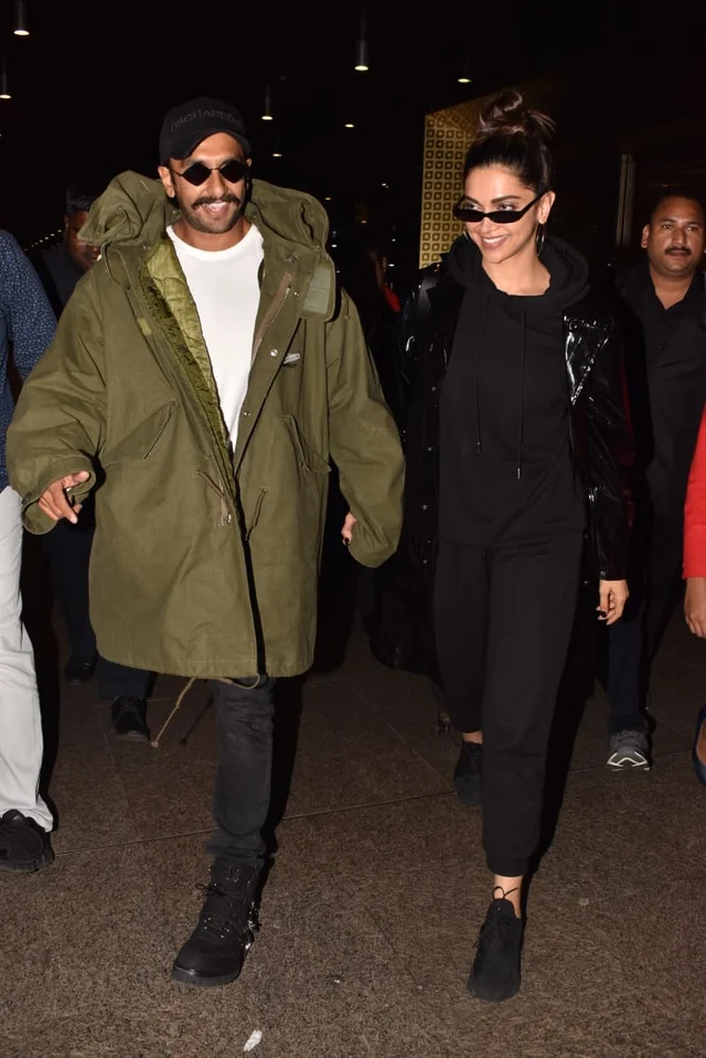 Ranveer Singh and Deepika Padukone were spotted at the Mumbai Airport heading back home after completing a hectic schedule for 83 in London. The two spend some time post the wrap traveling together.