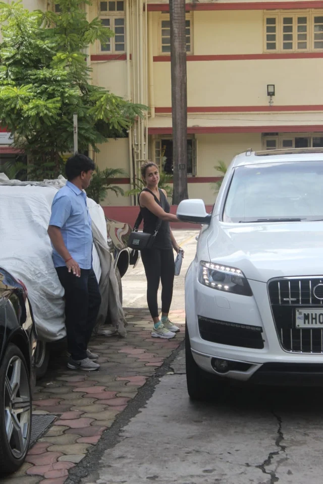 Celebrity Spotting: Parineeti Chopra, Kareena Kapoor, Kangana Ranaut and other B-towners spotted across Mumbai