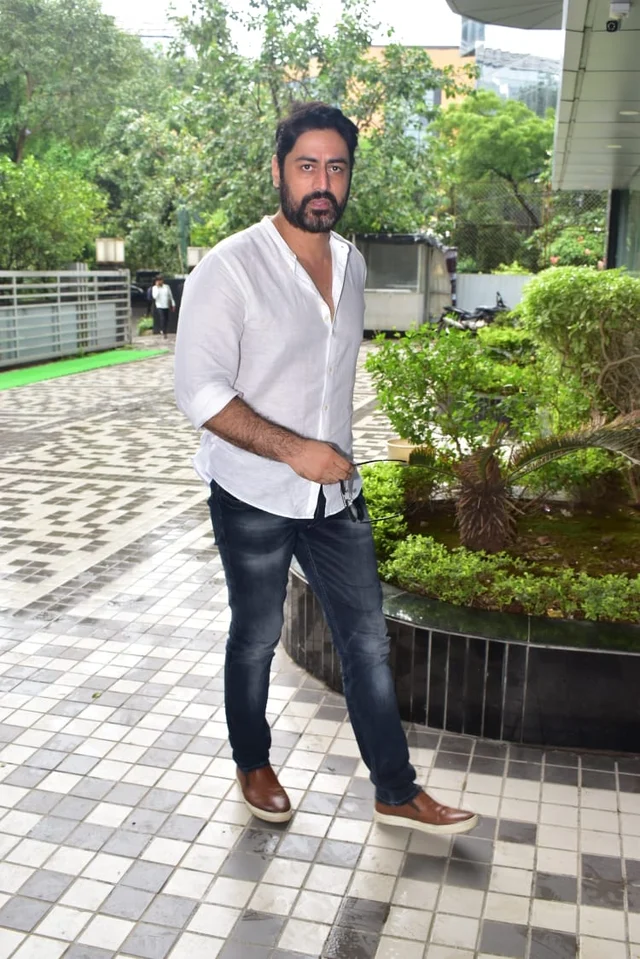 Paparazzi Files: Genelia Deshmukh, Kartik Aaryan, Shahid Kapoor captured by shutterbugs