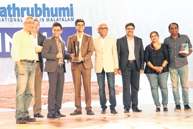 Pradeep Dwivedi, Secretary, IAA India Chapter; and Bhaskar Das, Group President, Republic TV presented the trophy to the
winners—Sanofi India team.