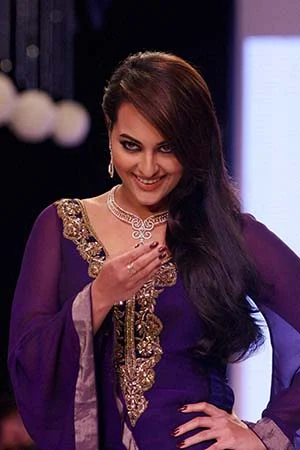 Sonakshi Sinha escapes a fall
