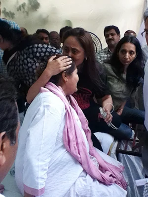 Residents break down in front of Ashish Shelar, City chief of Bharatiya Janata Party