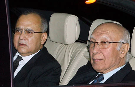 Pak woos Hurriyat under govt’s nose