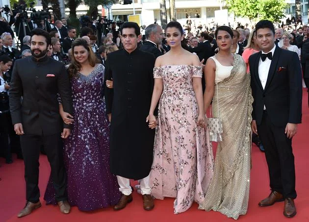 (FromL) Indian producers Jackky Bhagnani and Honey Bhagnani, director Omung Kumar, actresses Aishwarya Rai and Richa Chadha and producer Bhushan Kumar pose as they arrive on May 15, 2016 for the screening of the film “Mal de Pierres (From the Land of the Moon)” at the 69th Cannes Film Festival in Cannes, southern France.