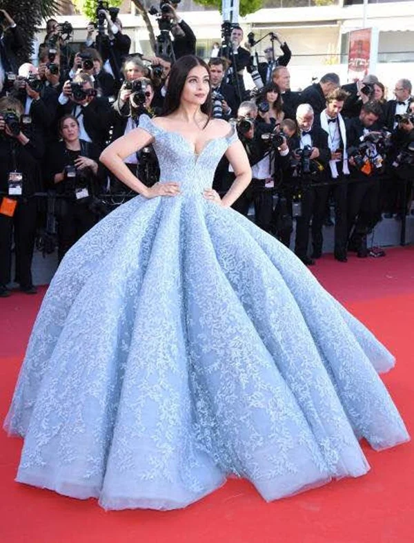 Cannes 2017: Cute Aaradhya shares spotlight with Aishwarya Rai Bachchan
