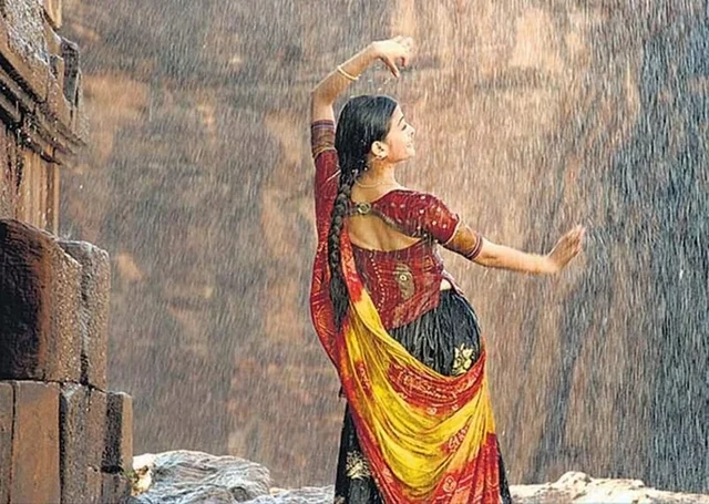 10 Bollywood divas teach you how to be SEXY in a SAREE this monsoon