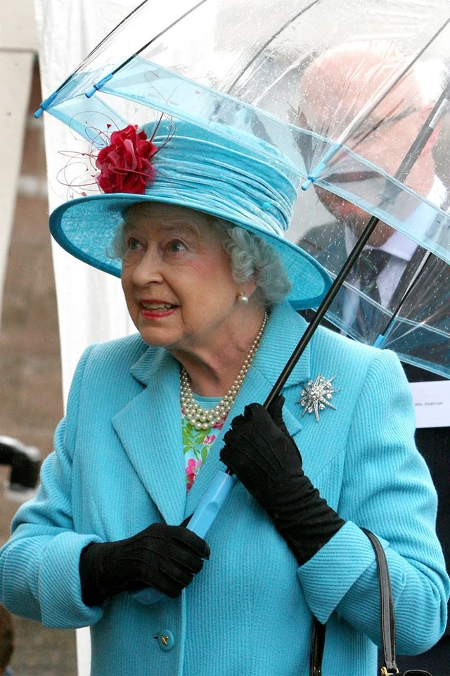 10 most fashionable umbrella moments of Queen Elizabeth