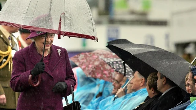 10 most fashionable umbrella moments of Queen Elizabeth