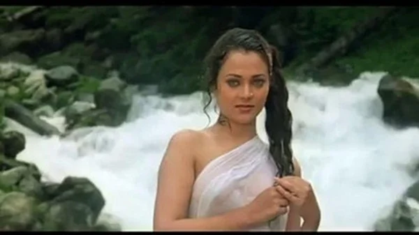 Iconic sarees worn by these Bollywood stars have stood the test of time!