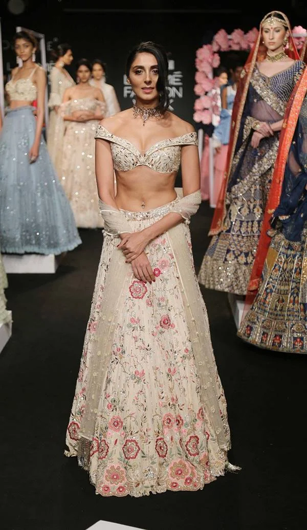 Pernia Qureshi walks for MonikaNidhii