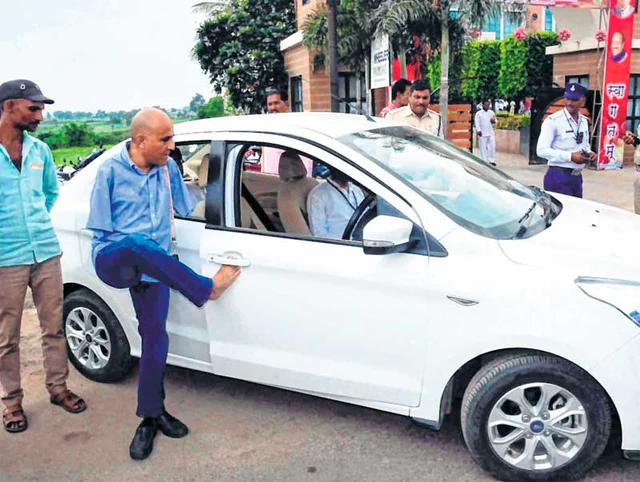 Vikram Agnihotri opening the door of his car with his leg FP PHOTOs