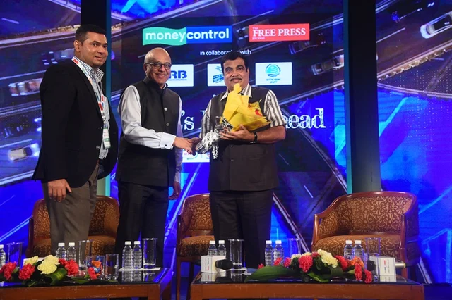 Gautam Shelar and Ashok Karnani giving away mementos to the Union Minister
