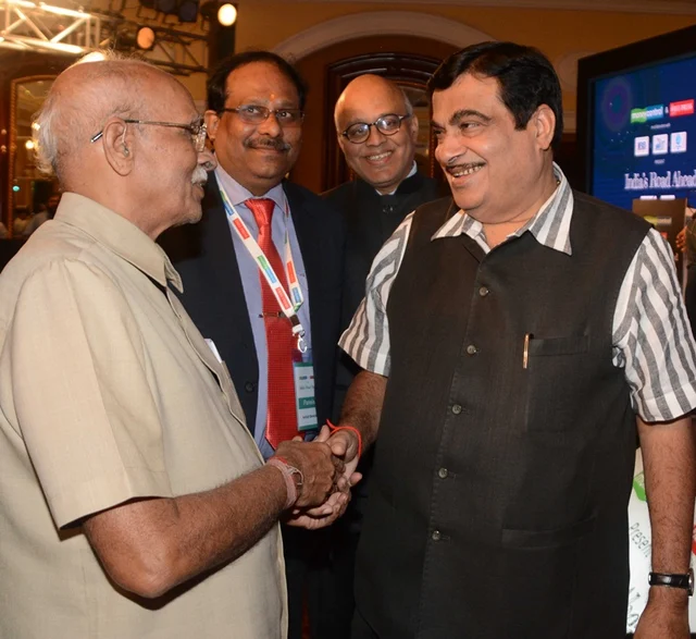 FPJ, chairman, Jai Kumar Karnani greets Union Minister Nitin Gadkari