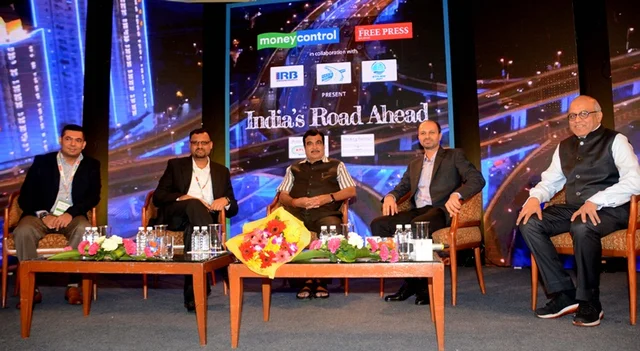 (L toR) Gautam Shelar, business head, Moneycontrol; Manish Maheshwari, CEO, Network 18 digital; Union Minsiter Nitin Gadkari; Abhishek Karnani, director, FPJ & Ashok Karnani, director, FPJ