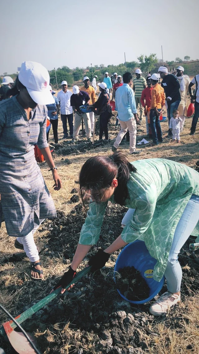 Maharashtra Day 2018: Aamir Khan, Alia Bhatt and others join Shramdaan on labour day, check out pictures