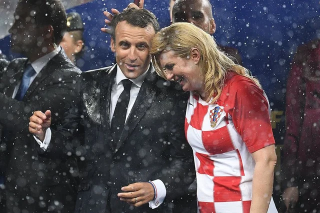 TOPSHOT – French President Emmanuel Macron (L) talks with Croatian President Kolinda Grabar-Kitarovic during the trophy ceremony at the end of the Russia 2018 World Cup final football match between France and Croatia at the Luzhniki Stadium in Moscow on July 15, 2018.