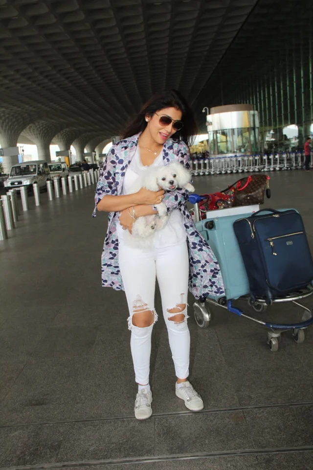 Shriya Saran spotted at the airport. Image: Viral Bhayani